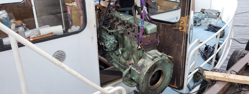 Moottori veneen oviaukossa