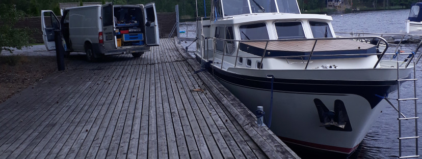 Vene laiturissa, vieressä huoltoauto