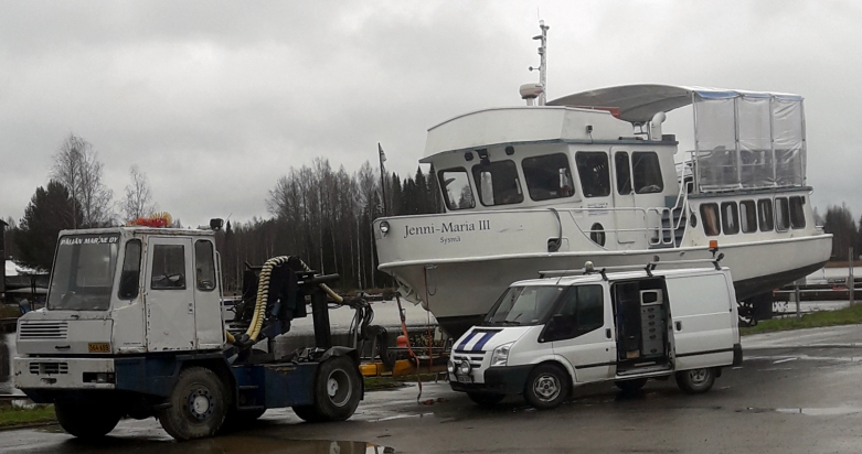 Valkoinen piirretty vene